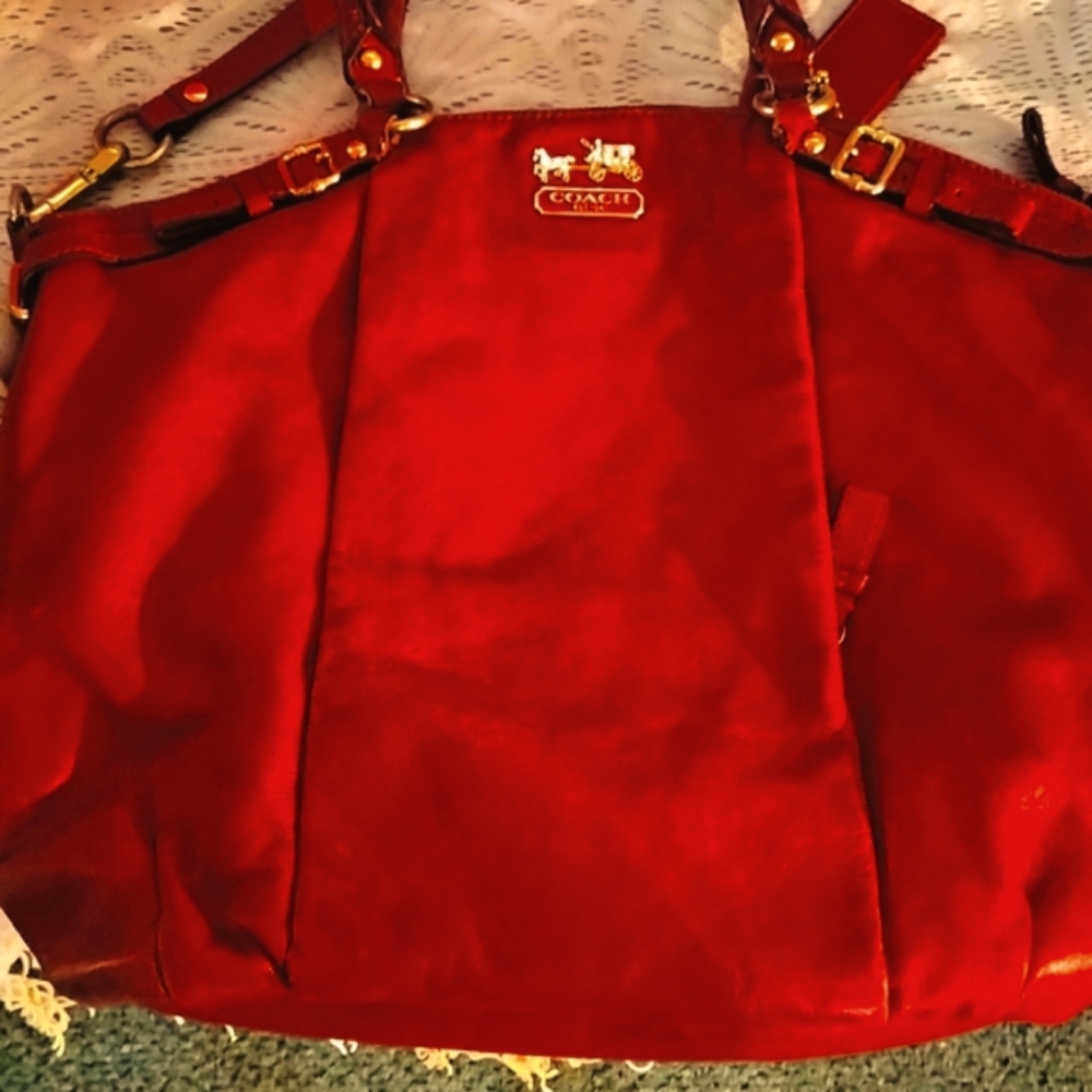 Handbags - Picture 10 of 16